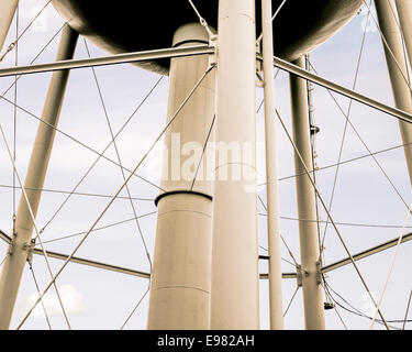 Schließen Sie im Hinblick auf ein Wasserturm vor blauem Himmel. Konzentriert sich auf industrielle Stahlelemente und abstrakte Muster. Stockfoto