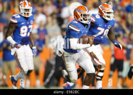 18. Oktober 2014 läuft - Gainesville, Florida, USA - Florida Gators Quarterback Treon Harris (3) der Ball über das Spielfeld im vierten Quartal des Spiels zwischen den Florida Gators und Missouri Tigers bei Ben Hill Griffin Stadium. (Kredit-Bild: © Eve Edelheit/Tampa Bay Times/ZUMAPRESS.com) Stockfoto