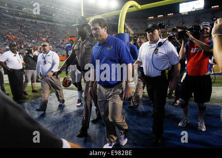 18. Oktober 2014 - Gainesville, Florida, USA - Florida Gators Cheftrainer Will Muschamp abseits des Feldes nach dem Spiel zwischen den Florida Gators und Missouri Tigers bei Ben Hill Griffin Stadium geht. (Kredit-Bild: © Eve Edelheit/Tampa Bay Times/ZUMAPRESS.com) Stockfoto