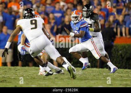 18. Oktober 2014 - Gainesville, Florida, USA - Florida Gators Quarterback Treon Harris (3) läuft der Ball im ersten Quartal des Spiels zwischen den Florida Gators und Missouri Tigers bei Ben Hill Griffin Stadium. (Kredit-Bild: © Eve Edelheit/Tampa Bay Times/ZUMAPRESS.com) Stockfoto