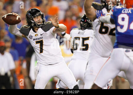 18. Oktober 2014 sieht - Gainesville, Florida, USA - Missouri Tigers Quarterback Maty Mauk (7), um den Ball über das Feld im ersten Quartal des Spiels zwischen den Florida Gators und Missouri Tigers bei Ben Hill Griffin Stadium zu werfen. (Kredit-Bild: © Eve Edelheit/Tampa Bay Times/ZUMAPRESS.com) Stockfoto