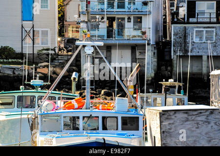 Komprimierte Sicht von ein paar alten, traditionellen Hummer Boote gegen arbeiten Gebäude an einem hellen Sommertag. Stockfoto