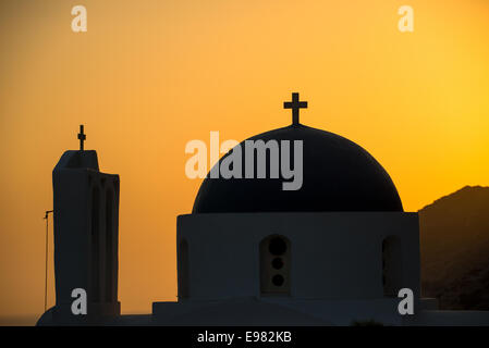 Kapelle in Kamares auf Sifnos im Sonnenuntergang, Griechenland Stockfoto