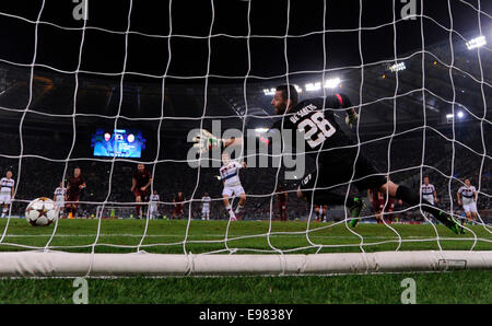 Rom, Italien. 21. Oktober 2014. Bayern Thomas Mueller (C) schießt während der Champions League-Fußball-Spiel gegen AS Roma im Olympiastadion in Rom, Italien, 21. Oktober 2014. Bayern gewann 7: 1. Bildnachweis: Alberto Lingria/Xinhua/Alamy Live-Nachrichten Stockfoto