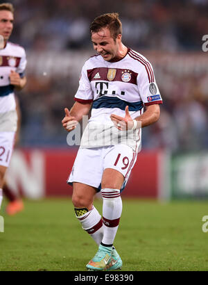 Rom, Italien. 21. Oktober 2014. Bayern Mario Goetze feiert nach seinem Tor in der Champions League-Fußballspiel gegen AS Roma im Olympiastadion in Rom, Italien, 21. Oktober 2014. Bayern gewann 7: 1. Bildnachweis: Alberto Lingria/Xinhua/Alamy Live-Nachrichten Stockfoto