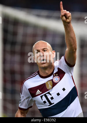 Rom, Italien. 21. Oktober 2014. Bayerns Arjen Robben feiert nach seinem Tor in der Champions League-Fußballspiel gegen AS Roma im Olympiastadion in Rom, Italien, 21. Oktober 2014. Bayern gewann 7: 1. Bildnachweis: Alberto Lingria/Xinhua/Alamy Live-Nachrichten Stockfoto