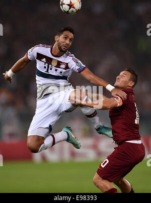 Rom, Italien. 21. Oktober 2014. Bayern Medhi Benatia (L) MIAS gegen Romas Francesco Totti während ihre Champions League-Fußball-Spiel im Olympiastadion in Rom, Italien, 21. Oktober 2014. Bayern gewann 7: 1. Bildnachweis: Alberto Lingria/Xinhua/Alamy Live-Nachrichten Stockfoto