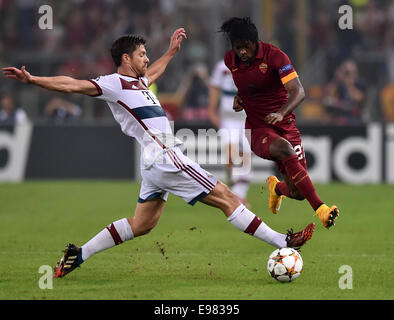 Rom, Italien. 21. Oktober 2014. Bayerns Xabi Alonso (L) wetteifert mit Roma Yao Kouassi Gervinho während ihre Champions League-Fußball-Spiel im Olympiastadion in Rom, Italien, 21. Oktober 2014. Bayern gewann 7: 1. Bildnachweis: Alberto Lingria/Xinhua/Alamy Live-Nachrichten Stockfoto