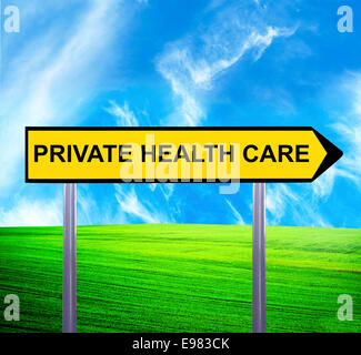 Konzeptionelle Pfeilzeichen gegen schöne Landschaft mit Text - PRIVATE Gesundheitsversorgung Stockfoto