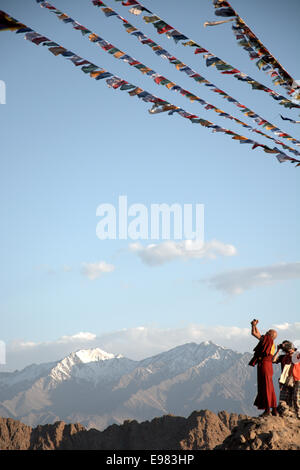 Tibetischer Mönch Bespannung Gebet Fahnen in der Nähe von Kloster über Leh, Ladakh, Indien. Stockfoto