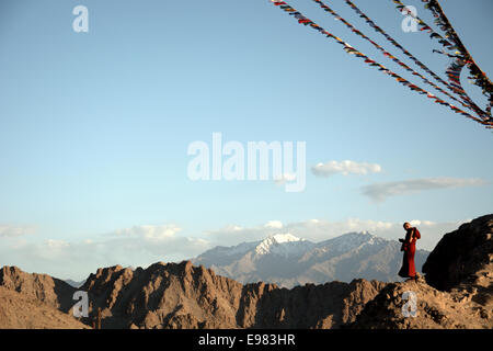 Tibetischer Mönch Bespannung Gebet Fahnen in der Nähe von Kloster über Leh, Ladakh, Indien. Stockfoto