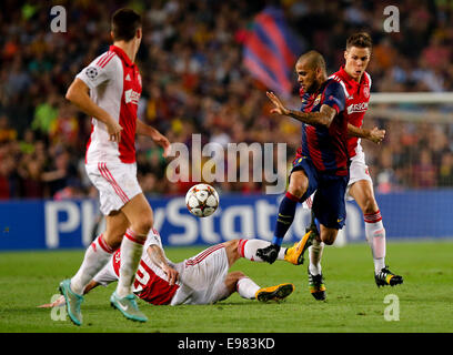 Barcelona, Spanien. 21. Oktober 2014. Barcelonas Dani Alves (2., R) wetteifert um den Ball in der UEFA Champions League-Fußballspiel gegen Ajax Amsterdam, Barcelona, Spanien, 21. Oktober 2014. Barcelona gewann 3: 1. Bildnachweis: Pau Barrena/Xinhua/Alamy Live-Nachrichten Stockfoto