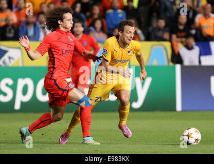 Nikosia, Zypern. 21. Oktober 2014. Paris Saint-Germain David Luiz (L) wetteifert um den Ball in der Champions League-Gruppe F Fußball Match gegen APOEL Nicosia im GSP-Stadion in Nikosia, Zypern, 21. Oktober 2014. Paris Saint-Germain gewann 1: 0. Bildnachweis: Sakis Savvides/Xinhua/Alamy Live-Nachrichten Stockfoto