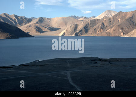 Pangong Lake (Pangong Tso) in der Nähe von Leh in Ladakh, Jammu und Kaschmir, Indien, Asien Stockfoto
