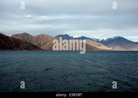 Pangong Lake (Pangong Tso) in der Nähe von Leh in Ladakh, Jammu und Kaschmir, Indien, Asien Stockfoto