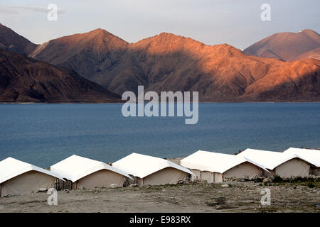 Pangong Lake (Pangong Tso) in der Nähe von Leh in Ladakh, Jammu und Kaschmir, Indien, Asien Stockfoto