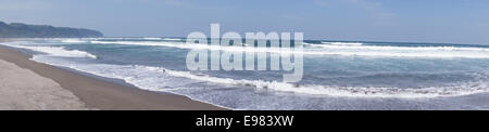 Weite Meer - Panoramablick vom Land über den Indischen Ozean von einem Strand auf der indonesischen Insel Java. Stockfoto