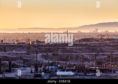 Inglewood Oil Field, einer der größten städtischen Ölfelder des Landes, mit Stadt von Santa Monica und Malibu im Hintergrund Stockfoto