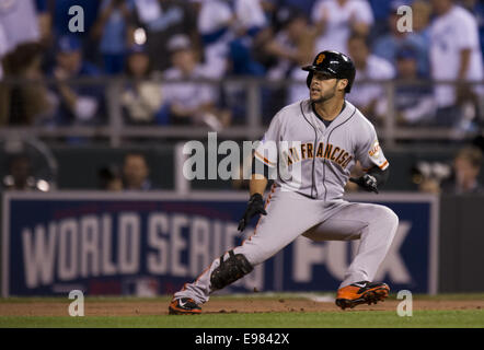 Kansas City, Missouri, USA. 21. Oktober 2014. San Francisco Giants Gregor Blanco Zugriffe pro Single, die Kansas City Royals Center Fielder Lorenzo Cain im ersten Inning 1during Spiel 1 der World Series im Kauffman Stadium in Kansas City, Missouri auf Dienstag, 21. Oktober 2014. (Kredit-Bild: © Paul Kitagaki Jr/Sacramento Bee/ZUMA Draht) Bildnachweis: ZUMA Press, Inc/Alamy Live-Nachrichten Stockfoto