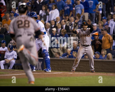 Kansas City, Missouri, USA. 21. Oktober 2014. San Francisco Giants Gregor Blanco signalisiert Buster Posey, die versucht zu Punkten, aber wird Sie von Kansas City Royals Catcher Salvador Perez im ersten Inning in Spiel 1 der World Series im Kauffman Stadium in Kansas City, Missouri auf Dienstag, 21. Oktober 2014 markiert. (Kredit-Bild: © Paul Kitagaki Jr/Sacramento Bee/ZUMA Draht) Bildnachweis: ZUMA Press, Inc/Alamy Live-Nachrichten Stockfoto