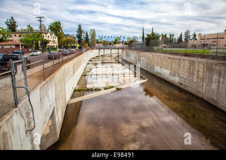 Bell Creek kurz vor dem Beginn des Los Angeles River am Zusammenfluss von Bell Creek und Arryo Calabasas in Canoga Park Stockfoto