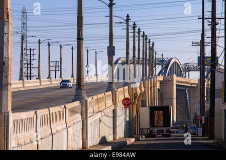 6th Street Brücke (Viadukt) über die Los Angeles River in der Innenstadt von Los Angeles, Kalifornien, USA Stockfoto