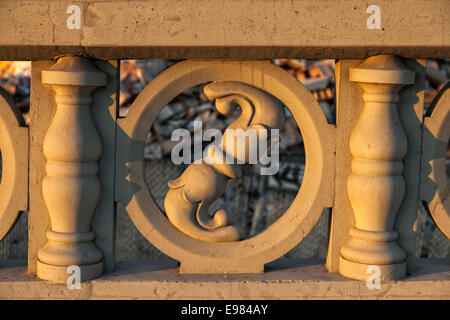 Detail der Balustrade auf Olympic Boulevard Brücke (Viadukt), Los Winkel River, Kalifornien, USA Stockfoto