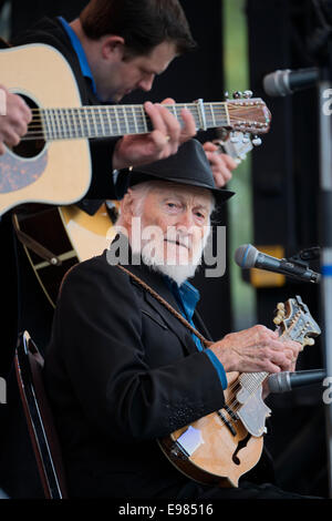 Tennessee bluegrass Legende Jesse McReynolds auf der Bühne im Richmond Folk Festival, Richmond, VA. Stockfoto