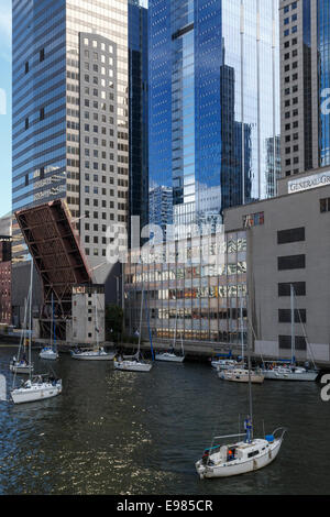 Yachten, die Reise durch Chicago, IL, USA in ihren jährlichen Prozession nach ihre Winter-Liegeplätze vom Lake Michigan am 11. Oktober, Stockfoto