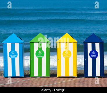 Recycling-Behälter am Las Canteras Strand. Las Palmas, Gran Canaria, Kanarische Inseln, Spanien Stockfoto