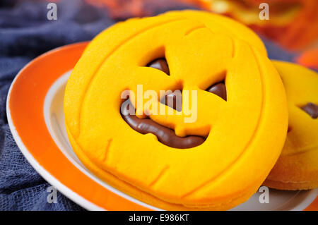 Nahaufnahme von einem Haufen von Cookies in Form von Jack-o-Laternen Stockfoto