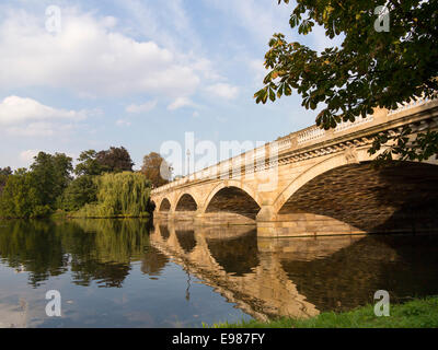 Brücke über die Serpentine Lake, Hyde Park, London Stockfoto