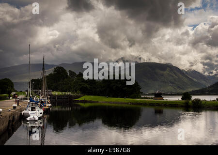 Der Caledonian Canal bei Corpach, Fort William mit den Bergen des Ben Nevis Bereichs im Hintergrund abzeichnen. Stockfoto