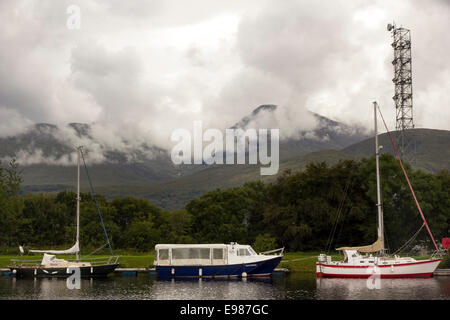 Boote vor Anker auf dem Caledonian Canal auf treppenartigen vor Ben Nevis, Fort William, Western Highlands, Schottland Stockfoto