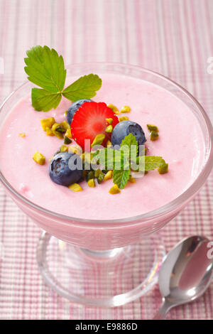 Leckere Erdbeer-Mousse. Nahaufnahme von einem fruchtigen Dessert auf einem rosa Tischdecke Stockfoto