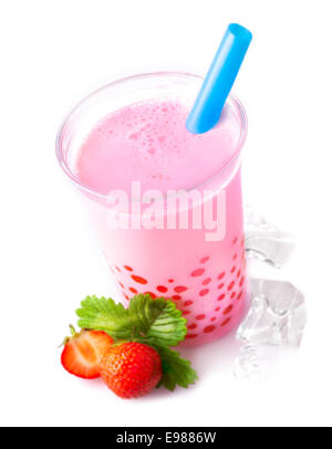 Verschmolzene Glas schaumig Erdbeer Bubble Tee mit roten Tapioka-Perlen und reife Erdbeeren mit Strohhalm serviert Stockfoto