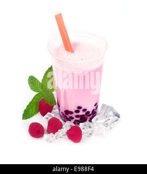 Himbeer Boba Bubble Tea mit Früchten und crushed-Ice. Stockfoto