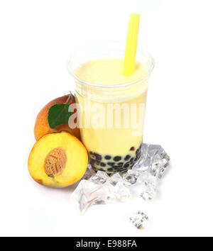 Pfirsich Boba Bubble Tea mit Früchten und crushed-Ice. Stockfoto