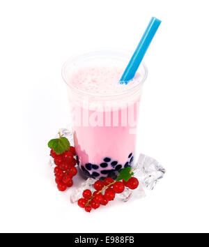 Rote Johannisbeeren Boba Bubble Tea mit Früchten und crushed-Ice. Stockfoto