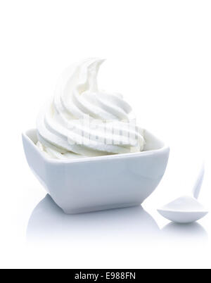 Pure Frozen Joghurt Dessert mit Vanille-Mischung. Isoliert auf weißem Hintergrund. Stockfoto