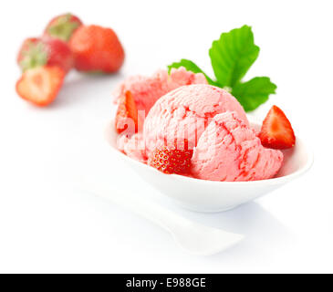 Erdbeer Eis und frische gewürfelte Erdbeeren zum Nachtisch serviert servieren köstliche Piink od Stockfoto