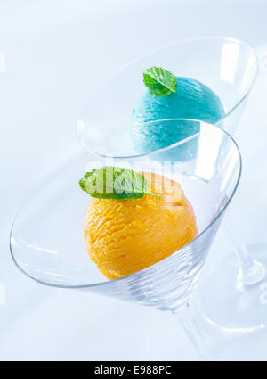 Kugeln aus bunten italienische Eis in stilvollen eleganten individuelle Glas cocktail-Gläser Stockfoto