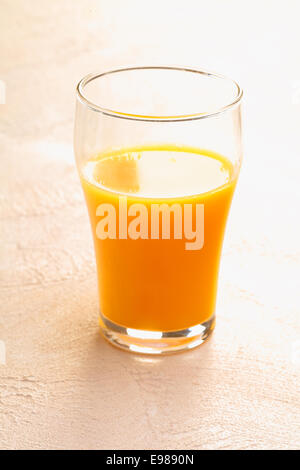 Halb betrunken Glas frisch gepressten Orangensaft gesunde stehend auf einer Arbeitsplatte Stockfoto