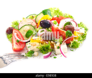 Ausschank von leckeren griechischen Salat mit knackigen grünen, schälen Feta, Oliven, Tomaten und Zwiebeln garniert mit orange Stockfoto