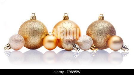 Eine Reihe von großen und kleinen gold Weihnachtskugeln mit Reflexionen auf einem weißen Hintergrund Stockfoto