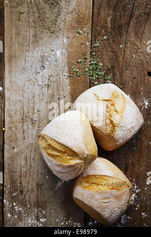 Frische Brötchen knusprige leicht mit Mehl bestäubt auf einem alten hölzernen Oberfläche mit Exemplar Stockfoto