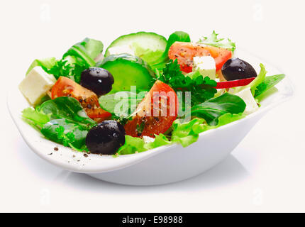 Einzelne Seite Portion leckeren frischen griechischer Salat mit Feta Käse, Oliven, Tomaten und Salat greens Stockfoto