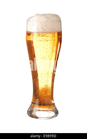 Elegante Pint Glas transluzente golden schaumig Bier oder Bier mit einem guten Kopf und Luftblasen isoliert auf weiss Stockfoto