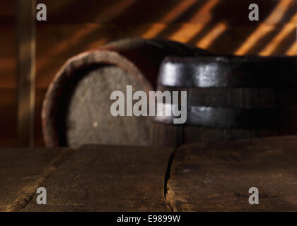 Nahaufnahme einer Vintage Tabelle in einem Vintage Bierkeller mit Fässern im Hintergrund Stockfoto