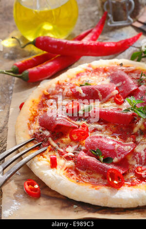 Pizza Salami mit Peperoni oder Paprika und Olivenöl für italienische Restaurants concepts Stockfoto